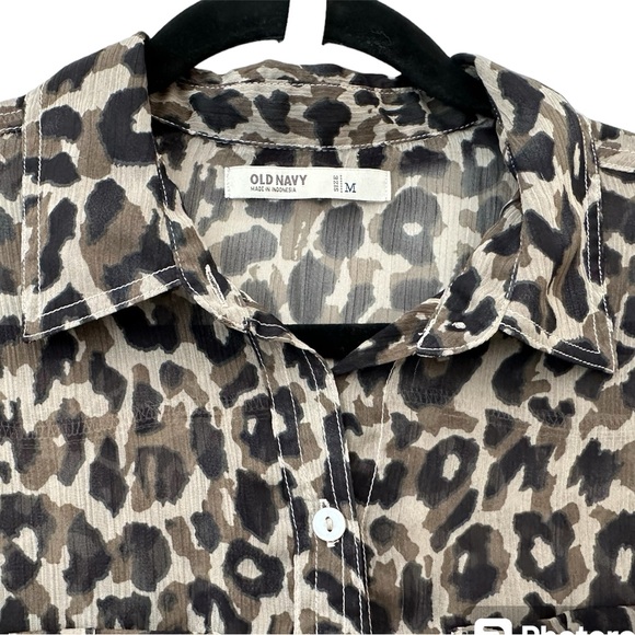 EUC OLD NAVY SHEER BUTTON DOWN - Picture 4 of 8